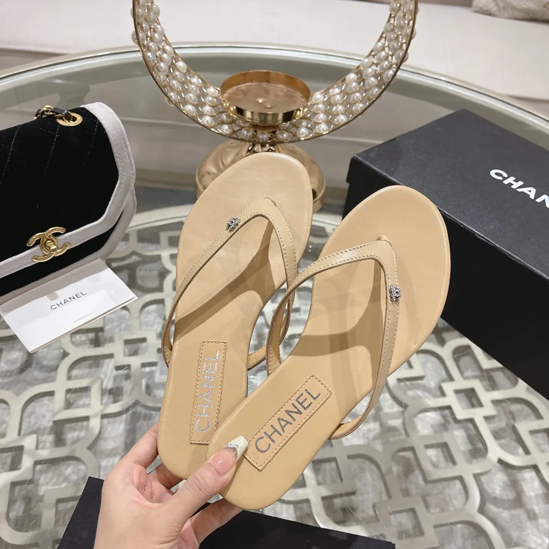 👟👟Ex-factory price 400👟👟 Women's shoes, women's clothing, Chanel Xiaoxiang black flip-flop slippers, simple, high-end and elegant ~ full of small fragrance ~ very light on the feet ~ soft, comfortable and not stiff ~ not abrasive at all ~ great foot feel ~ daily travel in summer ~ home vacation ~ easy to hod for various occasions ~ of course it must be beautiful in summer... ⇢✈ Upper: Original 1:1 exclusive customized space cloth/sheepskin ⇢✈Outsole: original 1:1 exclusive molded genuine leather sole imported from Italy ⇢✈𝐒𝐈𝐙𝐄: 35-41 ⚠️Difference in market currency ~ high-end quality is definitely different‼ ️